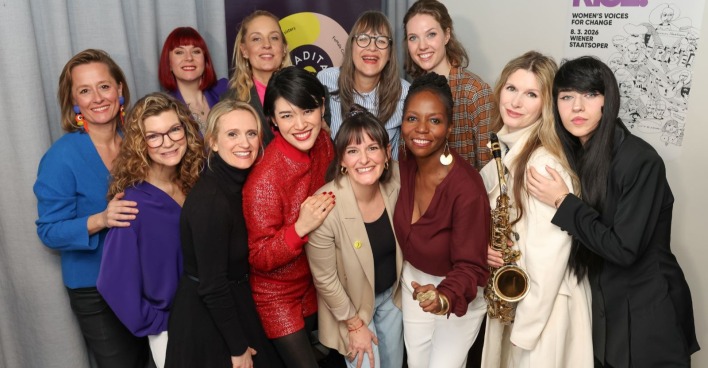 Gruppenbild von rund 12 Frauen