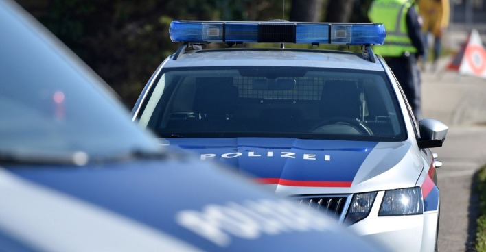 Polizei an einem Einsatzort.