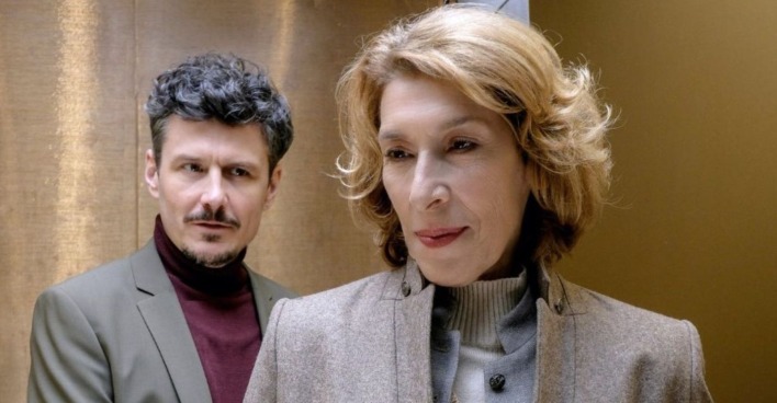 Adele Neuhauser und Manuel Rubey im „Makellos“-Film – Szene aus der ARD-Komödie „Makellos – Eine kurze Welle des Glücks“.