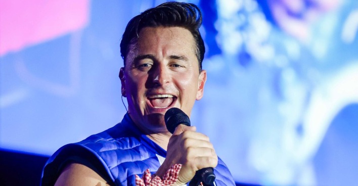 Andreas Gabalier singt live auf der Bühne – Volks-Rock’n’Roller im Gespräch für ESC-Auftritt in Wien