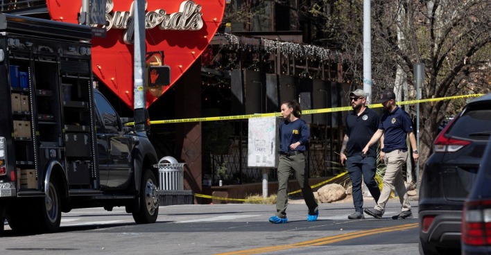 Zahlreiche Polizeiwagen mit Blaulicht sperren ein Ausgehviertel in Austin, USA, nach tödlichen Schüssen ab