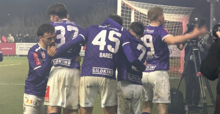 Spieler von Austria Salzburg feiern nach dem 1:0 vor der Fankurve.