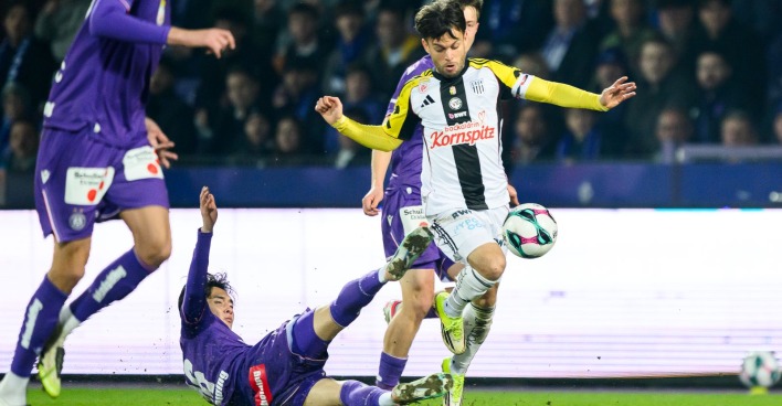 Sascha Horvath vom LASK im Zweikampf mit Kang-Hee-Lee von Austria Wien während des Matches der österreichischen Bundesliga