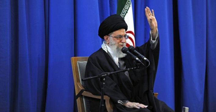 Portrait von Ayatollah Ali Chamenei, dem verstorbenen geistlichen Oberhaupt des Iran, während einer offiziellen Ansprache in Teheran