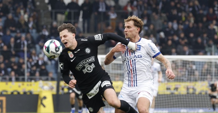 Belmin Beganovic (Sturm Graz /links) und Alexander Briedl (Blau Weiss Linz) während der Admiral Bundesliga- Begegnung
