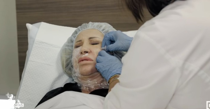 Carmen Geiss bei einer Schönheits-OP in der Klinik: Kurz zuvor kam es zum Zusammenbruch während der Behandlung in Abu Dhabi.