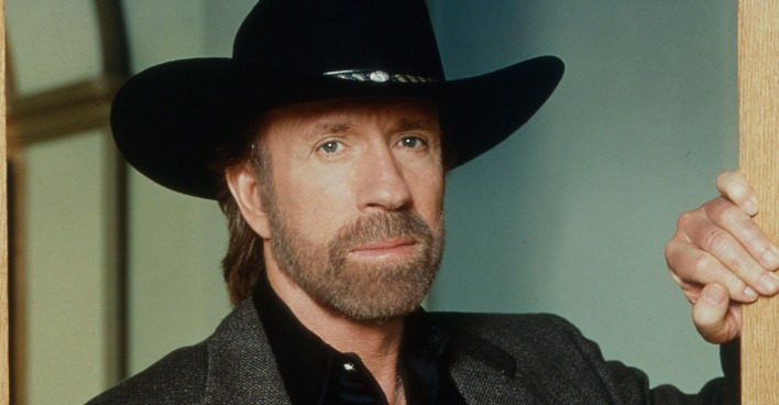 Chuck Norris, Action-Star und Hollywood-Legende, mit Cowboyhut – der 86-Jährige wurde nach einem medizinischen Notfall auf Hawaii ins Krankenhaus eingeliefert