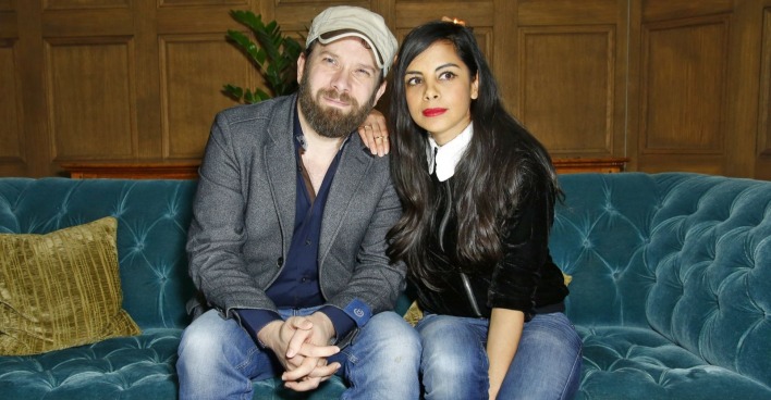 Christian Ulmen und Collien Fernandes sitzen gemeinsam auf einem Sofa – Szene aus der Serie „Jerks“ von ProSieben/ProSieben löscht Jerks