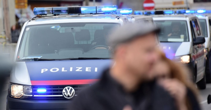 Mehrere Polizeiwägen im Verkehr der Wiener Innenstadt als Themenbild für die Demonstrationen in der Wiener Innenstadt