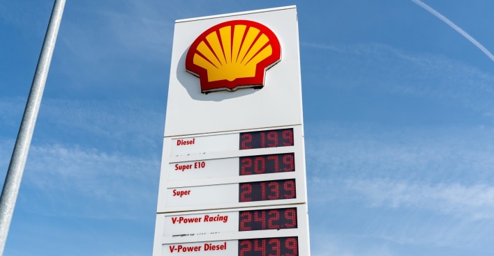 Die Preistafel zeigt Benzin und Diesel über der 2-Euro-Marke.