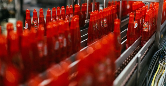 Die bunten Flaschen von Dreh und Trink in der Produktion