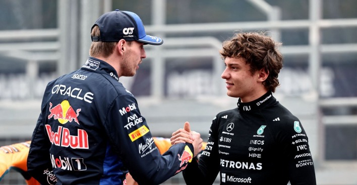 Formel-1-Fahrer Max Verstappen, Driver of the Day, und Kimi Antonelli sprechen nach dem Grand Prix von Melbourne miteinander.