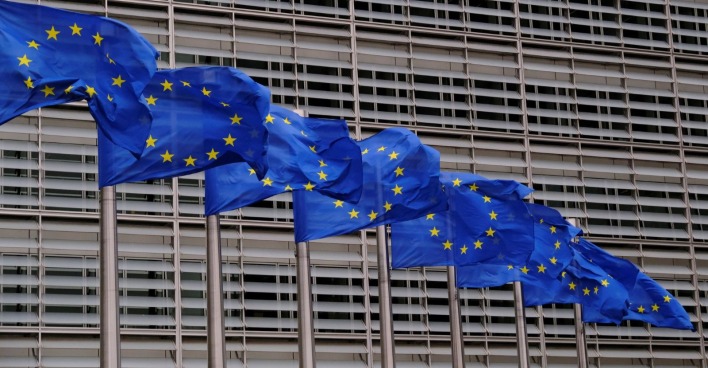 Die Flaggen der EU symbolisieren das neue Freihandel-Abkommen