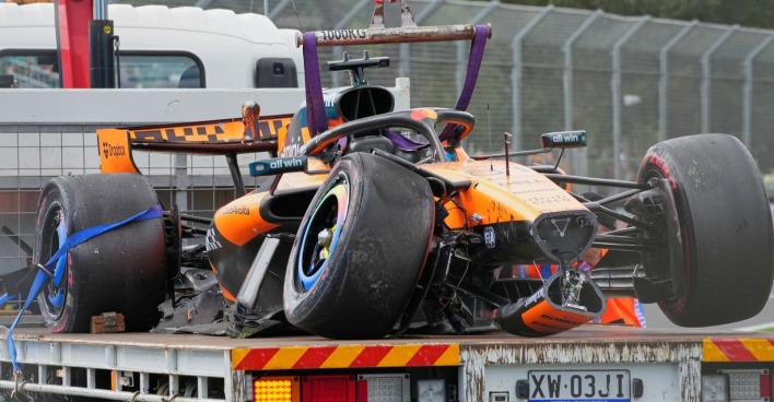 Beschädigter McLaren von Formel-1-Fahrer Oscar Piastri nach Unfall vor dem Start des Australien GP 2026 in Melbourne auf Abschleppwagen.