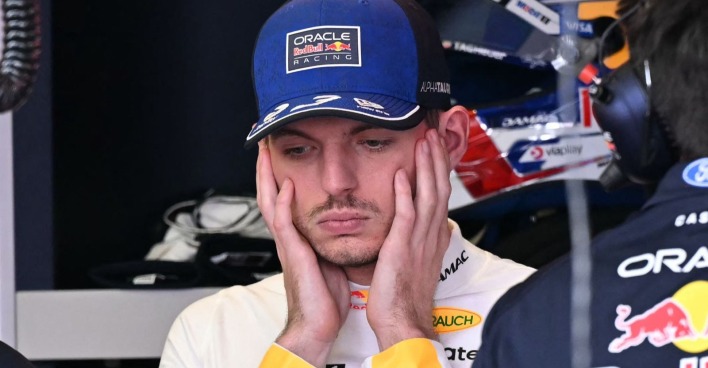 Max Verstappen sitzt nach dem F1 Qualifying beim Australien Grand Prix 2026 enttäuscht in der Red-Bull-Box in Melbourne.