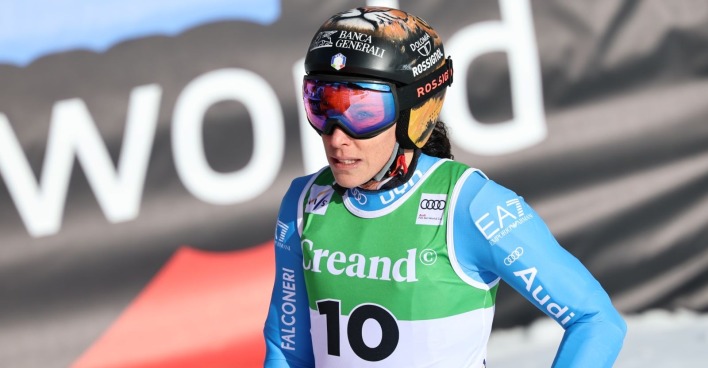 Federica Brignone blickt nachdenklich in die Kamera bei einem Weltcup-Rennen in Soldeu