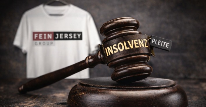 Gerichtshammer auf dem Insolvenz geschrieben steht, im Hintergrund ist ein T-Shirt mit dem Logo der feinjersey Group zu sehen