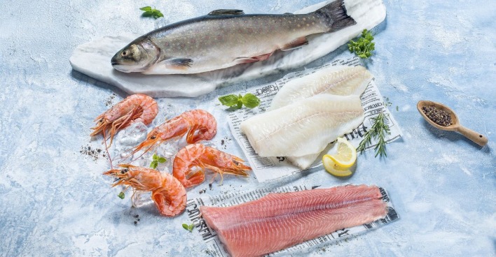 Fische und Meeresfrüchte auf Eis in einer Lebensmittelvitrine