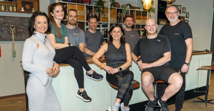 Mehrere Menschen lächeln in die Kamera