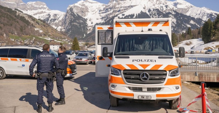 Polizei und Einsatzfahrzeug im Skigebiet Engelberg-Titlis nachdem eine Gondel abgestürzt ist in der Schweiz