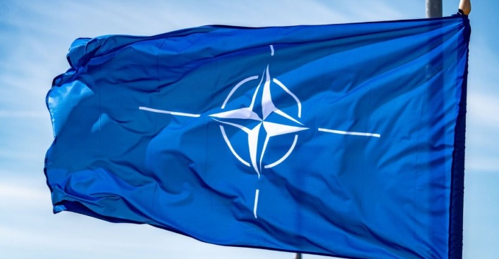 Nato-Flagge weht vor blauem Himmel – Nato erhöht Alarmbereitschaft im Iran-Krieg nach Angriffen bis zur Türkei.
