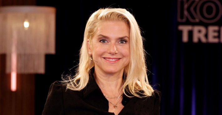 Jeanette Biedermann lächelt bei TV-Auftritt – Sängerin erwartet ihr erstes Kind und ist mit 46 Jahren schwanger.
