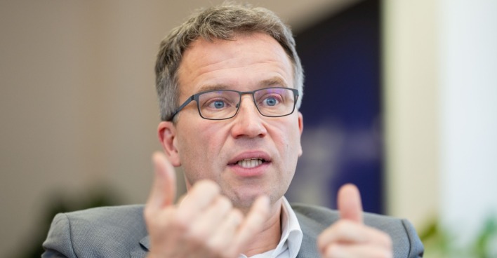 AMS-Chef Johannes Kopf während eines Interviews.