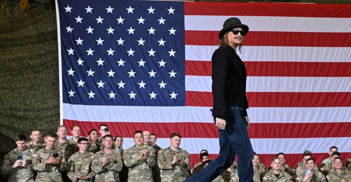 Themenbild für den Überflug eines AH-64 Apache Helikopters der US-Armee über das Weiße-Haus-Nachbau-Haus von Kid Rock