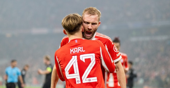 Konrad Laimer und Lennart Karl jubeln nach einem Sieg in der CL.