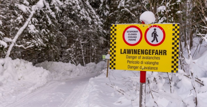 Warnschild für Lawinen als Themenbild für den Lawinenabgang in Südtirol