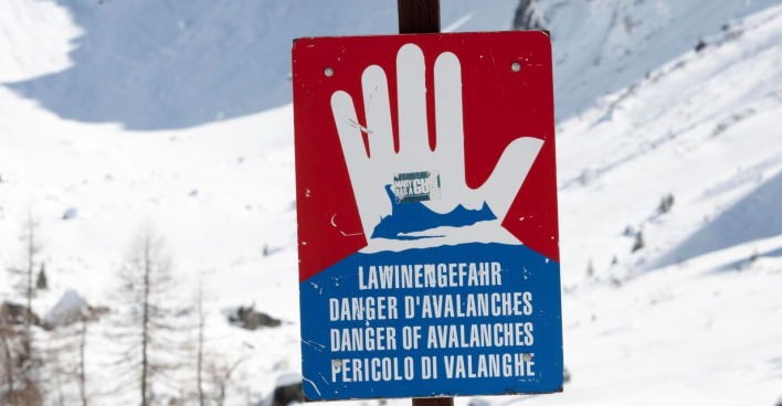 Schild warnt vor Lawinenabgang