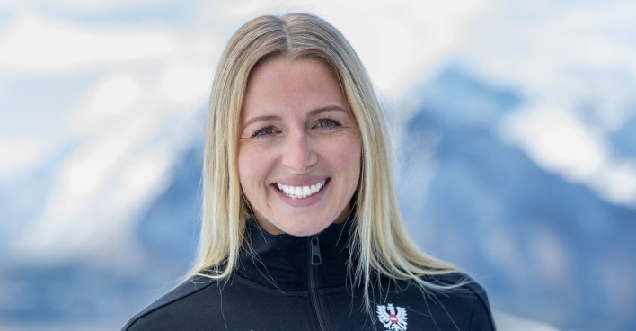 Lisa Hauser Porträt im Schnee mit Bergen im Hintergrund nach Karriereende im Biathlon