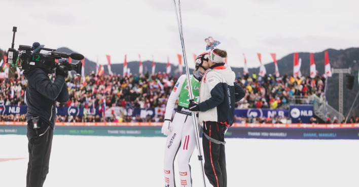 Manuel Fettner macht Lisa Eder nach seinem letzten Skisprung in Planica einen Verlobungsantrag