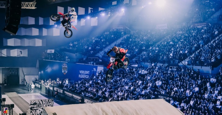 Zwei Biker beim Stunt in der Wiener Stadthalle