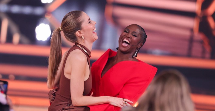 „Let’s Dance“-Jurorin Motsi Mabuse lacht gemeinsam mit Moderatorin Victoria Swarovski auf dem Tanzparkett der RTL-Show „Let’s Dance“.