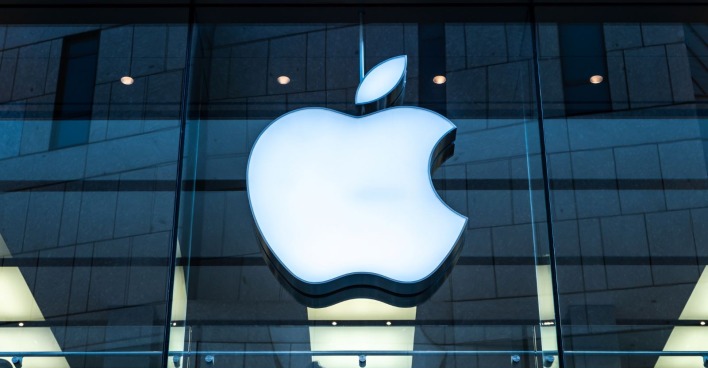 Apple Logo vor Apple Store – iOS 26.4 bringt mehrere neue Emojis auf das iPhone.