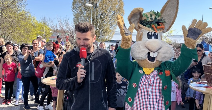 Radio Steiermark-Osterhase STUPSI sorgt gemeinsam mit einem Moderator für ausgelassen Stimmung auf der Radio Steiermark-Ostertour