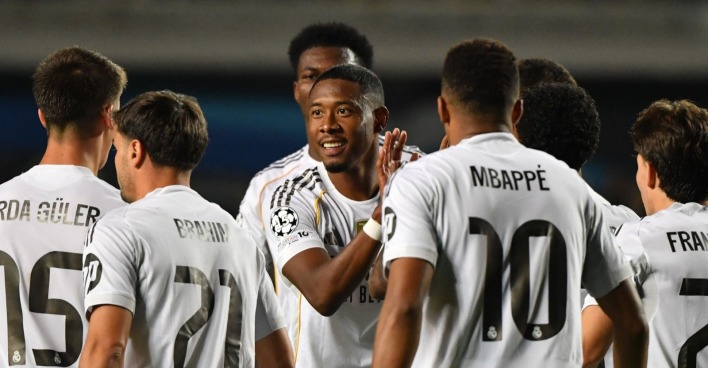 Real Madrid Champions League: Der verletzte ÖFB-Star David Alaba jubelt auf der Tribüne mit.