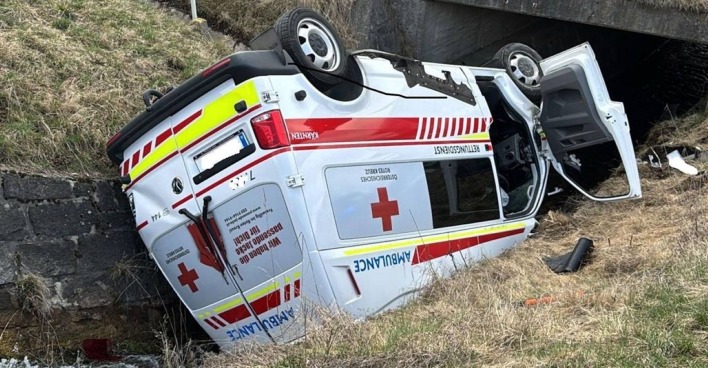 Rettungswagen Unfall Gurktal Kärnten – Einsatzfahrzeug überschlägt sich und liegt im Graben neben der Bundesstraße B93
