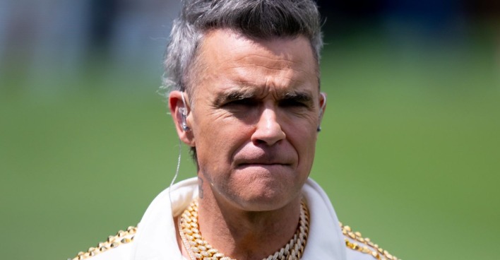 Robbie Williams mit ernstem Gesicht/ Robbie Williams hatte einen Unfall vor den Brits Awards