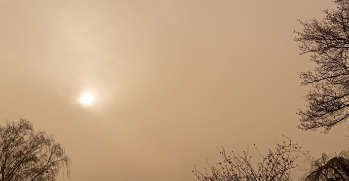 Milchiger Himmel durch Saharastaub über Österreich mit diffuser Sonne und frühlingshaftem Wetter.