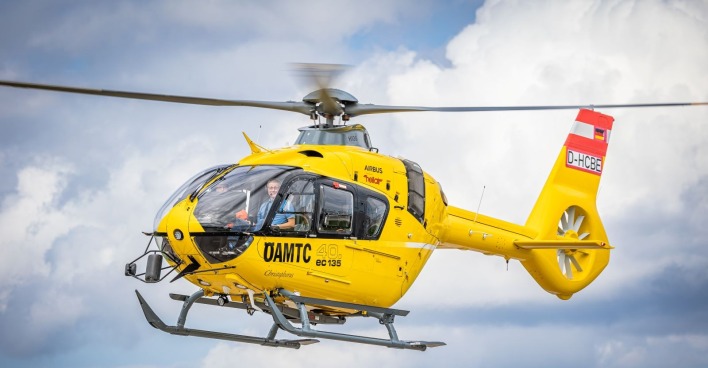 Ein Rettungshubschrauber in der Luft als Themenbild für einen schweren Schiunfall im Schigebiet Fiss