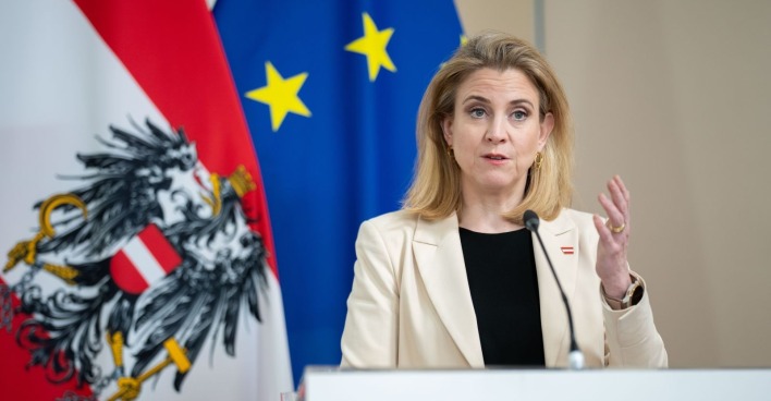 Beate Meinl-Reisinger informiert beim BMEIA über Evakuierung von Österreichern aus der Nahost-Krisenregion