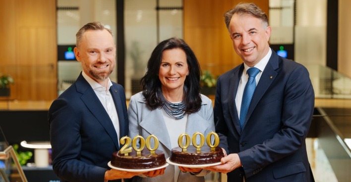 Kärntner Sparkasse Vorstand präsentiert 200.000 Kunden Meilenstein mit Torten in Klagenfurt Filiale