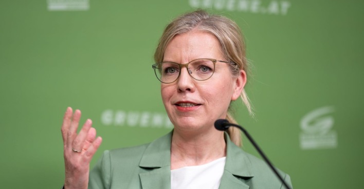 Leonore Gewessler spricht bei Pressekonferenz zur Spritpreisbremse und kritisiert Regierung trotz Zustimmung