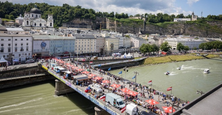 Die "Lange Tafel" auf der Staatsbrücke in Salzburg.