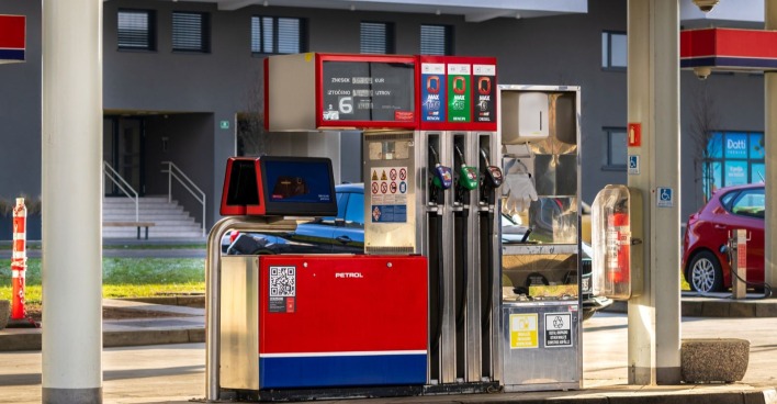 Zapfanlage einer Tankstelle in Slowenien, an der künftig eine Rationierung von Benzin und Diesel gilt