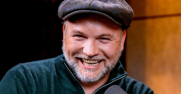 Thomas Stipsits lächelt in die Kamera und spricht über seine neue Freundin und sein privates Liebesleben