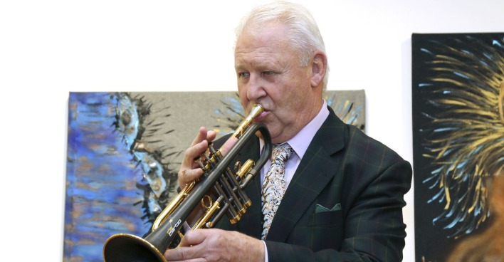 Weißhaariger Mann spielt auf der Trompete