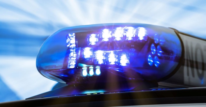 Blaulicht eines Polizeiautos symbolisiert Unfall in Trampolinhalle mit Fingeramputation